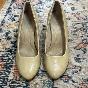 NWOT Aerosoles Leather Beige Heels size 11